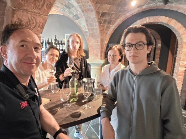 Ещё один день — ещё одна консультация, но уже в Южной Штирии. 🍇

На этот раз вместе с двумя семьями. Побывали у двух виноделов, в том числе у легендарного «мистера Совиньона» — винодела, чьи вина знают далеко за пределами Австрии.

А между прогулками по виноградникам, знакомством с регионом и местной кухней успели сделать самое главное: выбрали подходящие университеты, обсудили стратегию поступления и ответили на все вопросы, которые волновали родителей и будущих студентов.

Самое ценное в таких поездках — момент, когда неопределённость превращается в конкретный план действий. Именно ради этого мы и встречаемся.